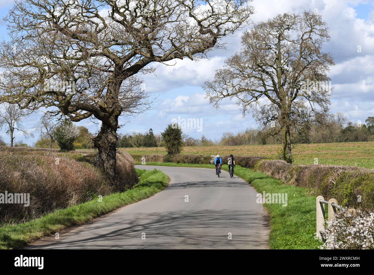 Zwei Männer radeln auf einer Straße in leicestershire Stockfoto