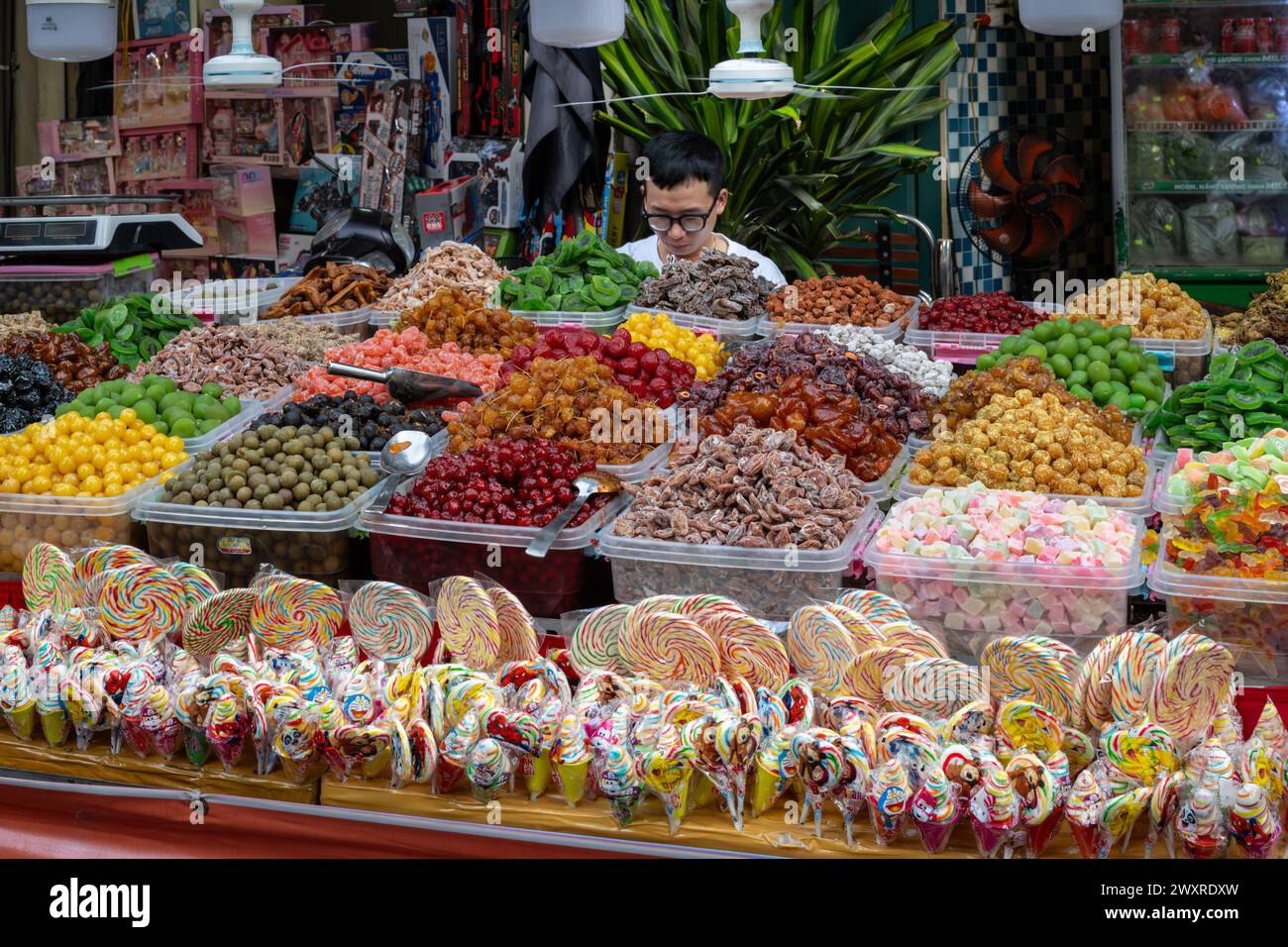 Snacks und Süßigkeiten zum Verkauf auf einem Markt in Hanoi, Vietnam Stockfoto