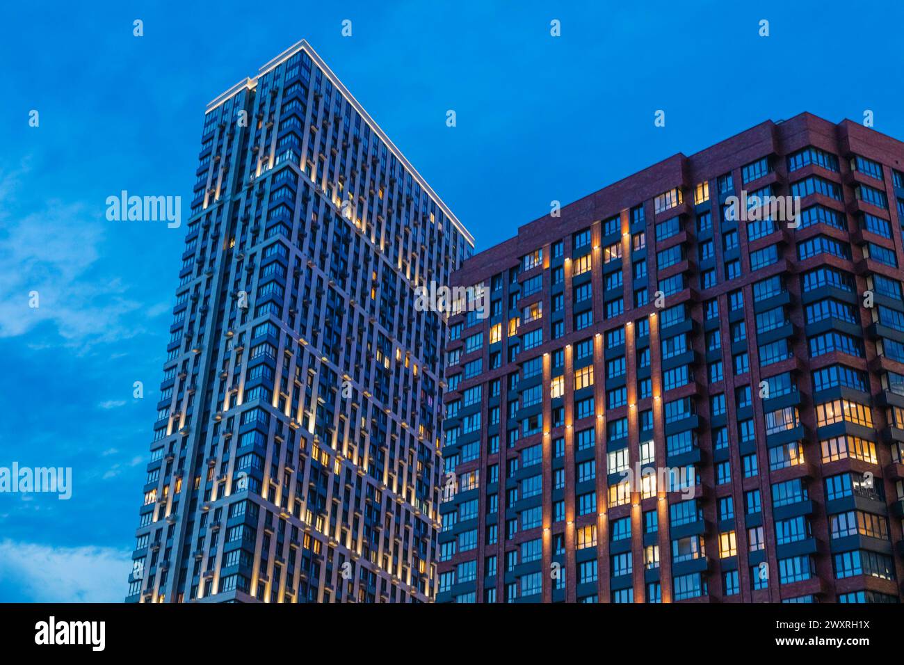 Modernes Apartmenthaus am Abend, Moskau, Russland Stockfoto