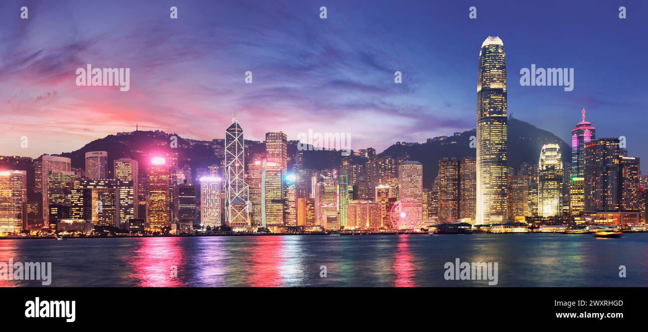 Skyline von Hongkong und China vom Victoria Harbour aus Stockfoto