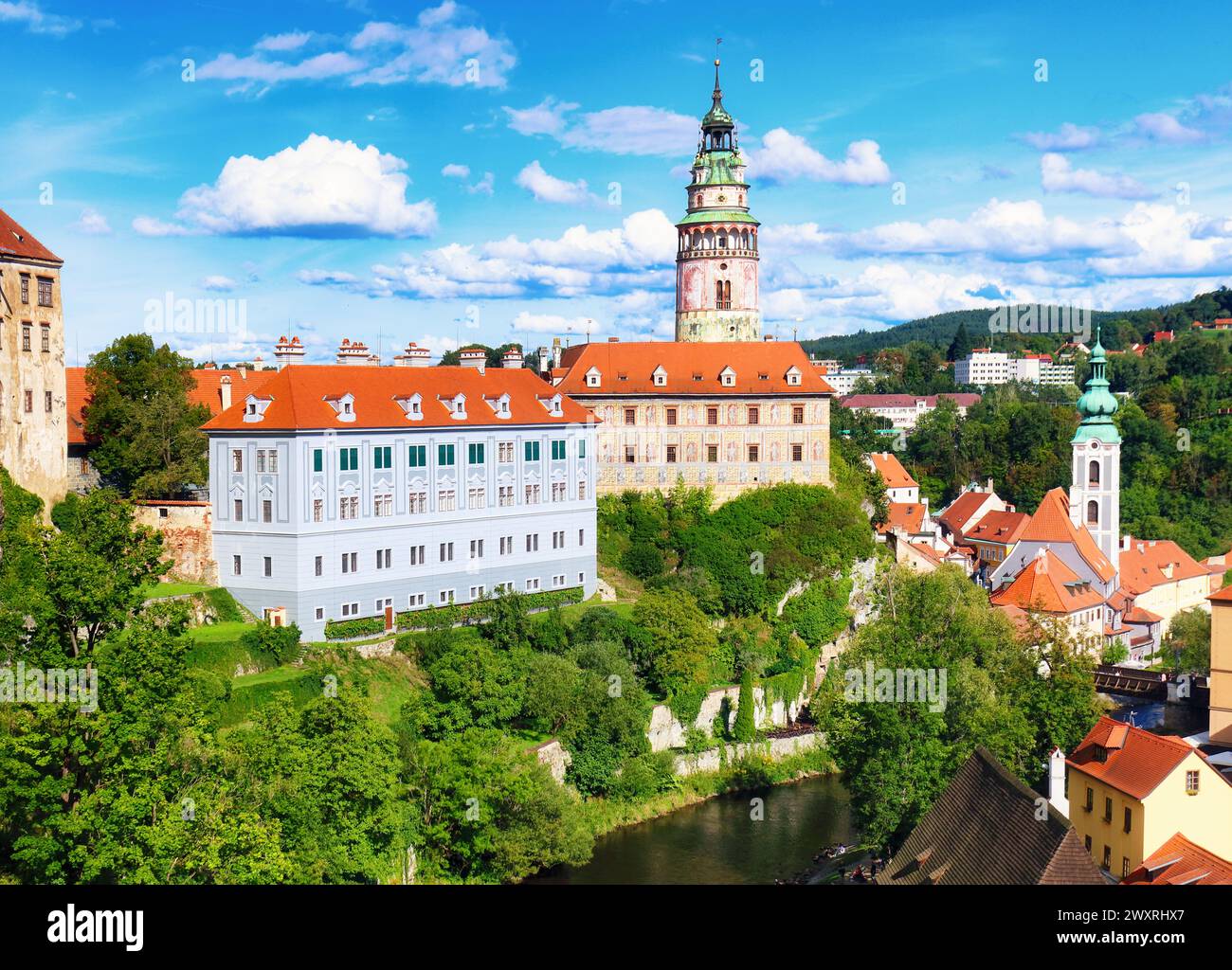 Blick auf Kirche und Burg in Cesky Krumlov, Tschechische Republik Stockfoto