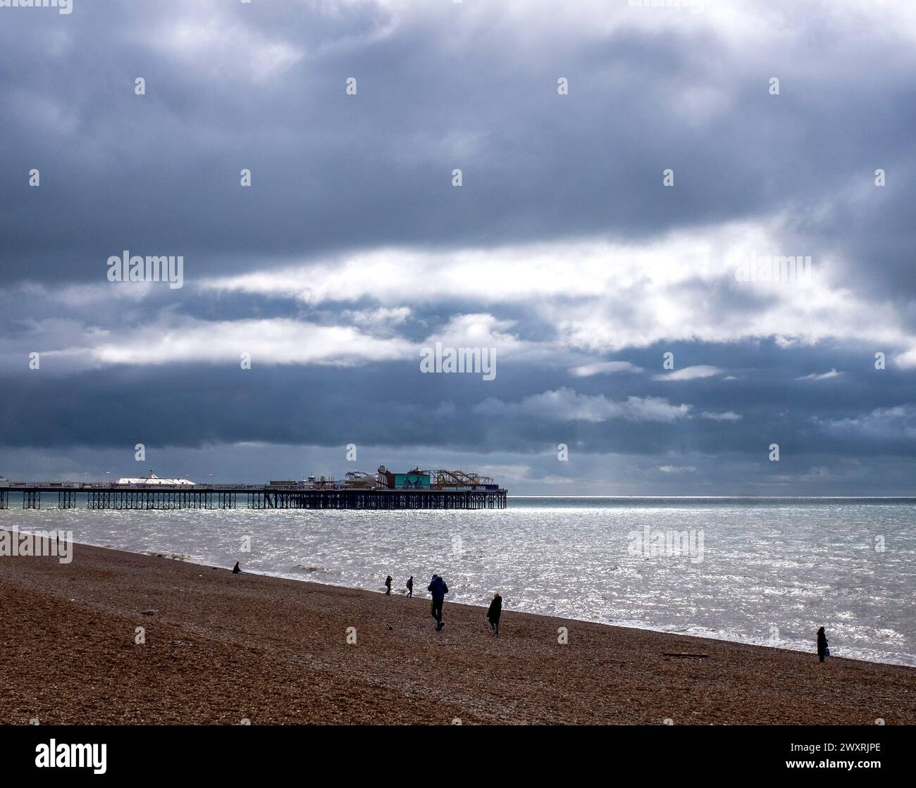 Brighton UK 1. April 2024 - die Sonne versucht am Ostermontag durch dunkle Wolken über dem Brighton Palace Pier zu schauen : Credit Simon Dack Stockfoto