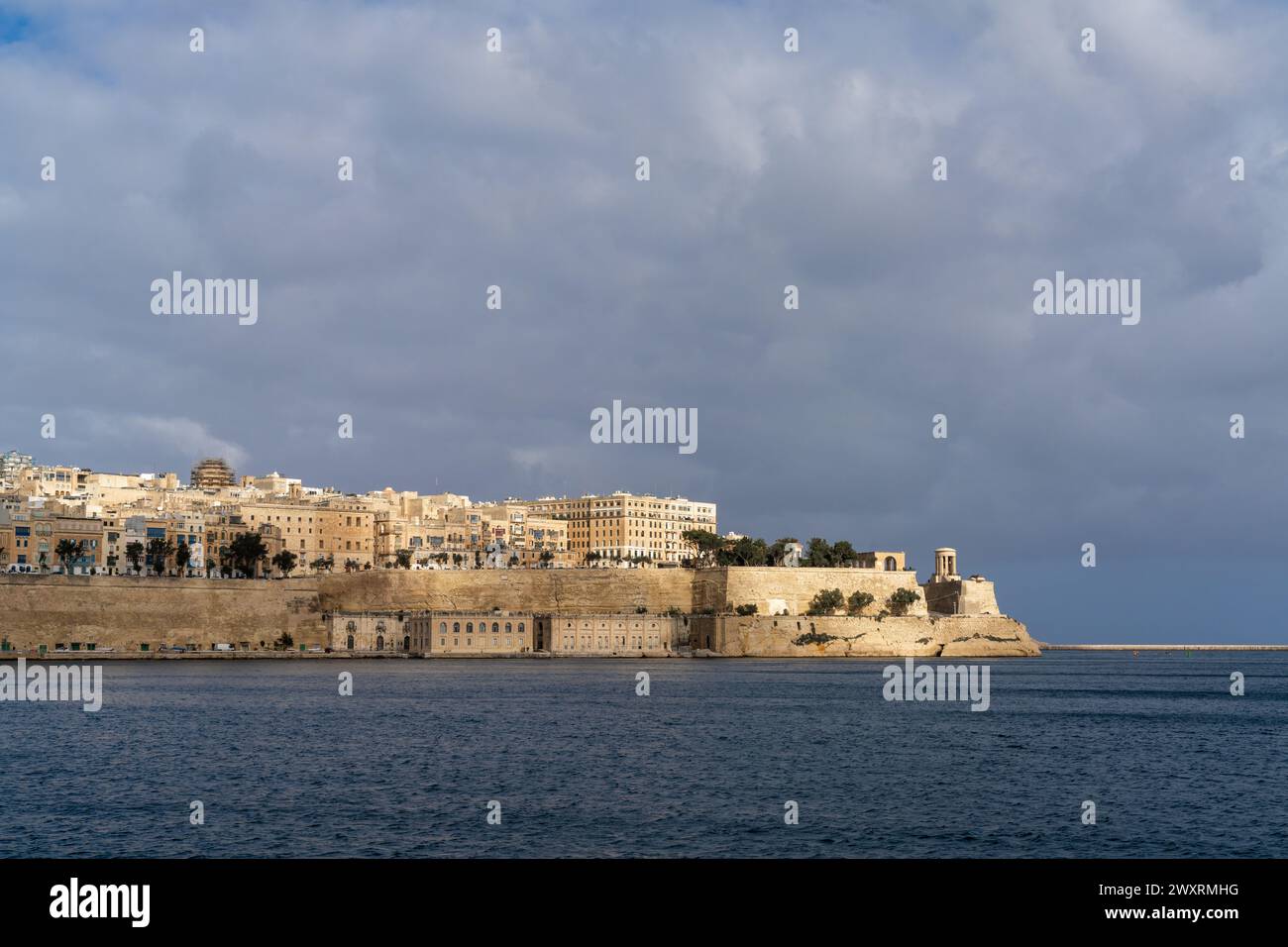 Valletta, Malta - 23. Dezember 2023: Blick auf die Innenstadt von Valletta und St. Elmos Feuer unter einem bewölkten Himmel Stockfoto