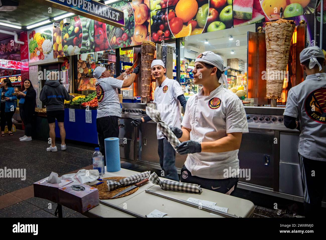 Vier Männer, die Shawarma in Haldon Street Lakemba, Sydney, Australien während des Ramadan Nights Festivals 2024 vorbereiten und verkaufen Stockfoto