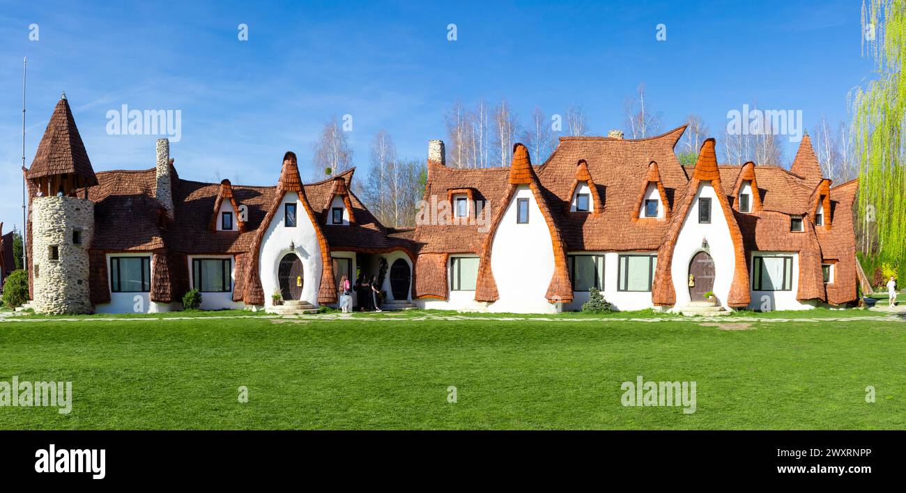 Ein malerischer Blick auf die Burg aus Lehm im Tal der Feen im Dorf Porumbacu de Sus, Rumänien Stockfoto