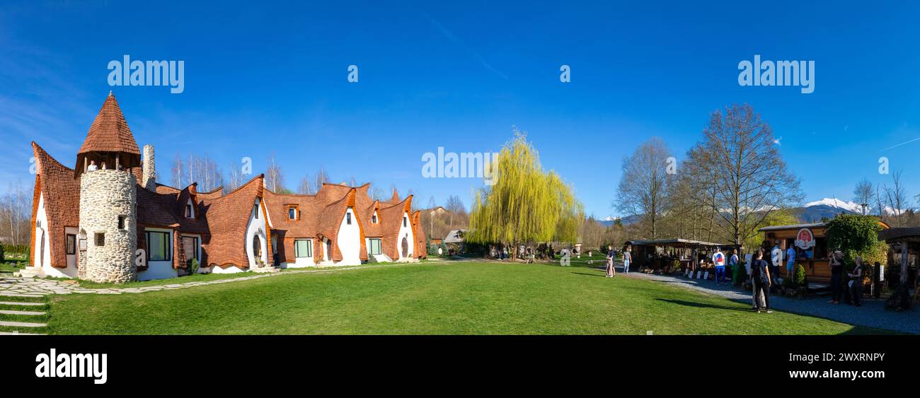 Ein malerischer Blick auf die Burg aus Lehm im Tal der Feen im Dorf Porumbacu de Sus, Rumänien Stockfoto