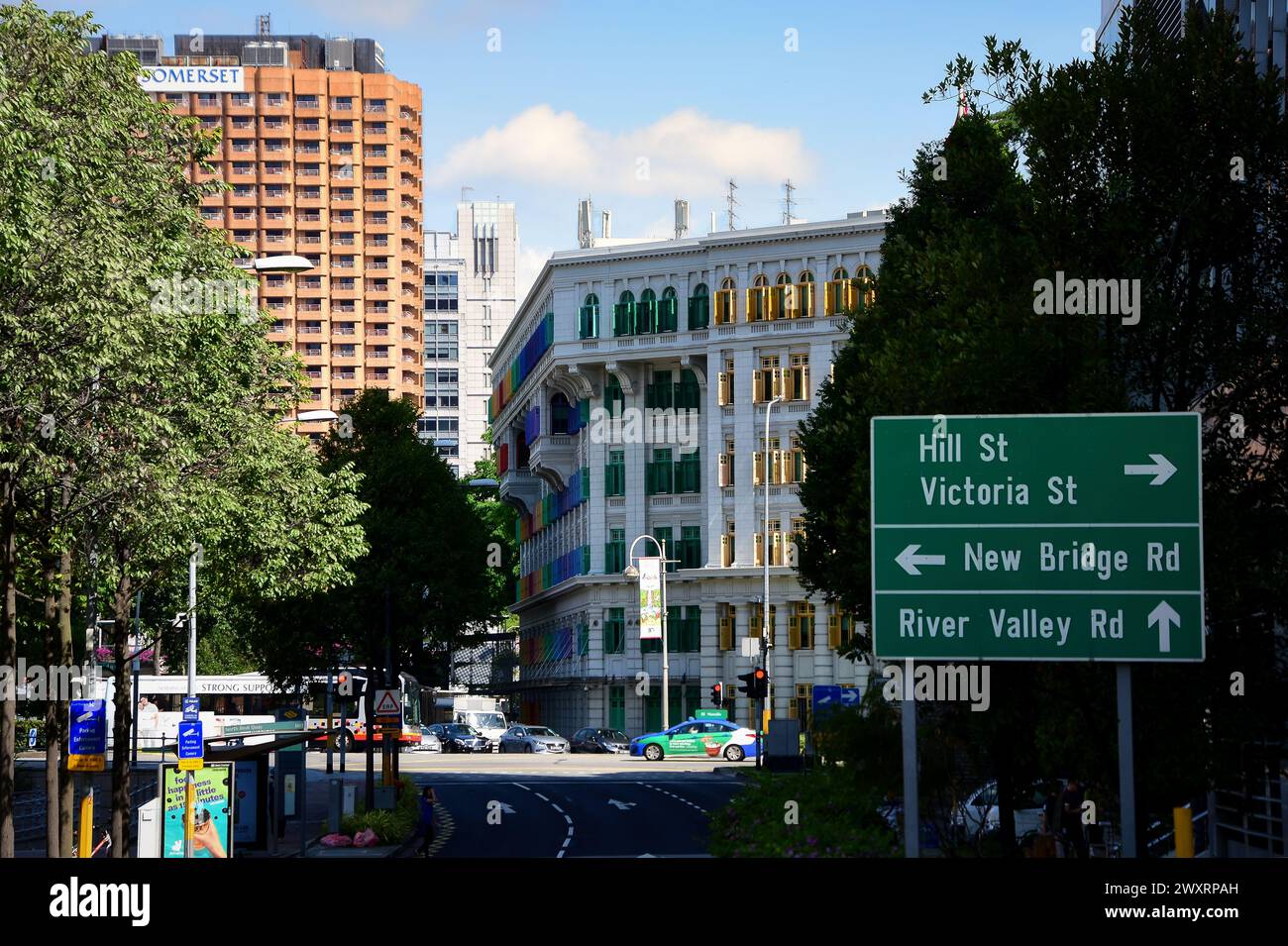 Ein malerischer Blick auf die Straßen und Wolkenkratzer von Singapur an einem sonnigen Tag Stockfoto