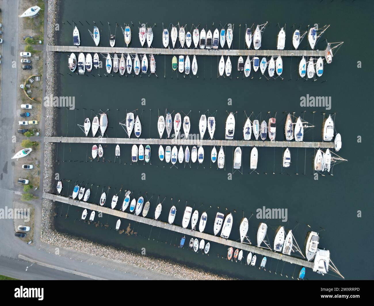 Ein Blick von oben auf die vertäuten Boote im Hafen von Assens Stockfoto
