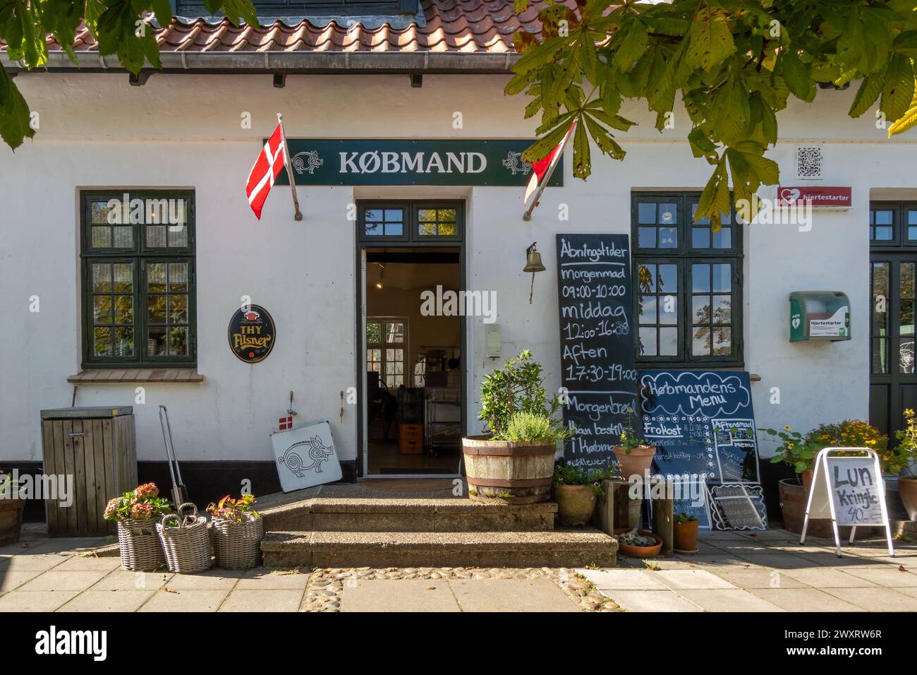 Eingang eines kleinen 24-Stunden-Ladens auf der Insel Livø, Limfjord, Nordjylland, Dänemark Stockfoto