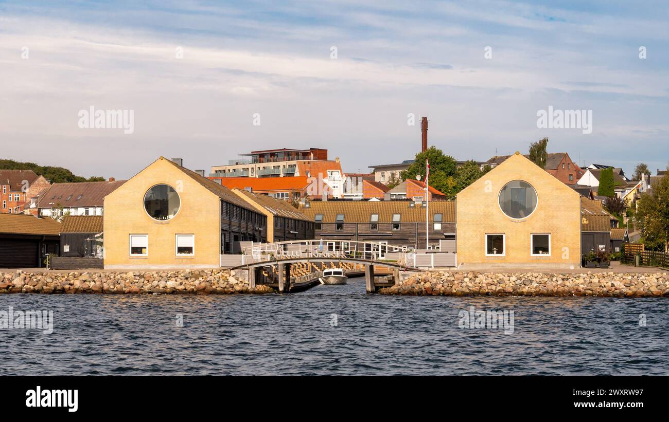 Häuser am Wasser entlang des Mariager Fjords in Hadsund, Himmerland, Nordjylland, Dänemark Stockfoto
