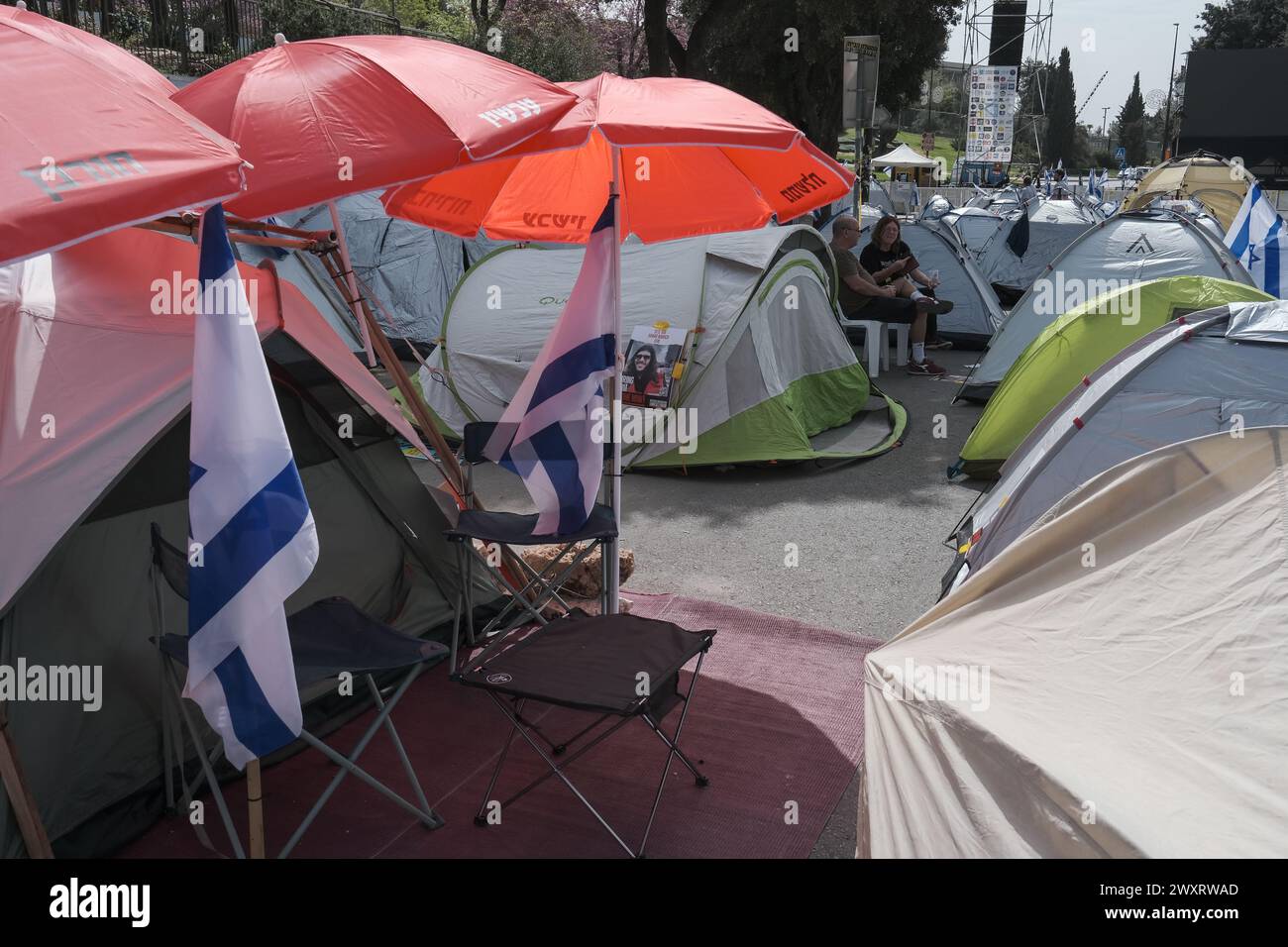 Jerusalem, Israel. April 2024. Eine vielfältige Gruppe von Demonstranten, darunter Anti-Netanjahu-Aktivisten, Geiselfamilien, IDF-Reserven, Gesetzesgegner, Frauenrechtsgruppen, und soziale Bewegungen schlafen jetzt an ihrem dritten Tag in Folge in der Knesset in einer Zeltstadt. Sie teilen eine gemeinsame Forderung - der Rücktritt von Premierminister Netanjahu und die sofortigen Wahlen. Die Demonstranten fordern ferner, den Bedürfnissen der von Konflikten betroffenen Personen, einschließlich der Bewohner in der Nähe des Gazastreifens und der libanesischen Grenze, Rechnung zu tragen und eine rasche Lösung zu finden, um die Freilassung der Geiseln zu gewährleisten. Quelle: Nir Alon/Alamy Live Stockfoto