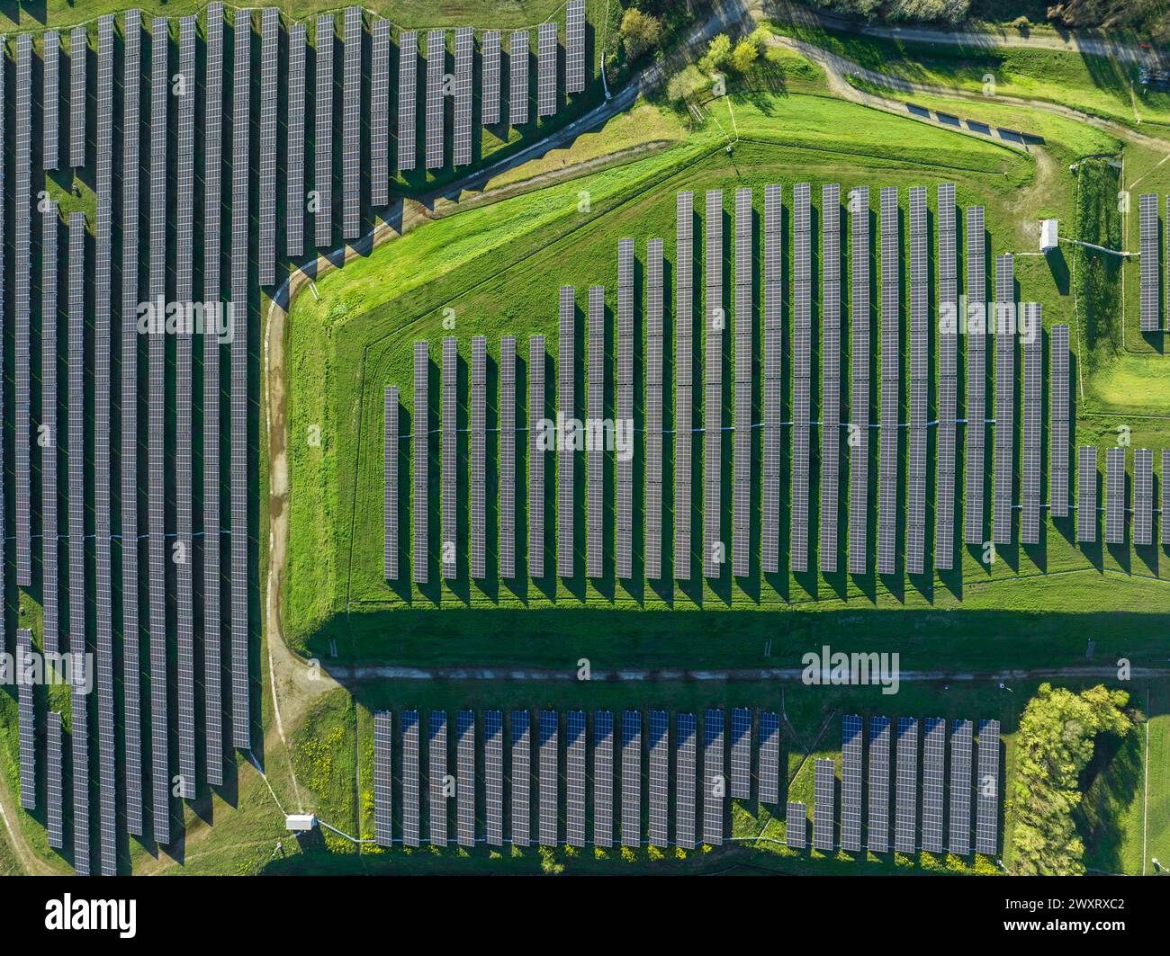 Drohne Aerial View Kraftwerk produziert saubere, nachhaltige Solarenergie in Italien Stockfoto