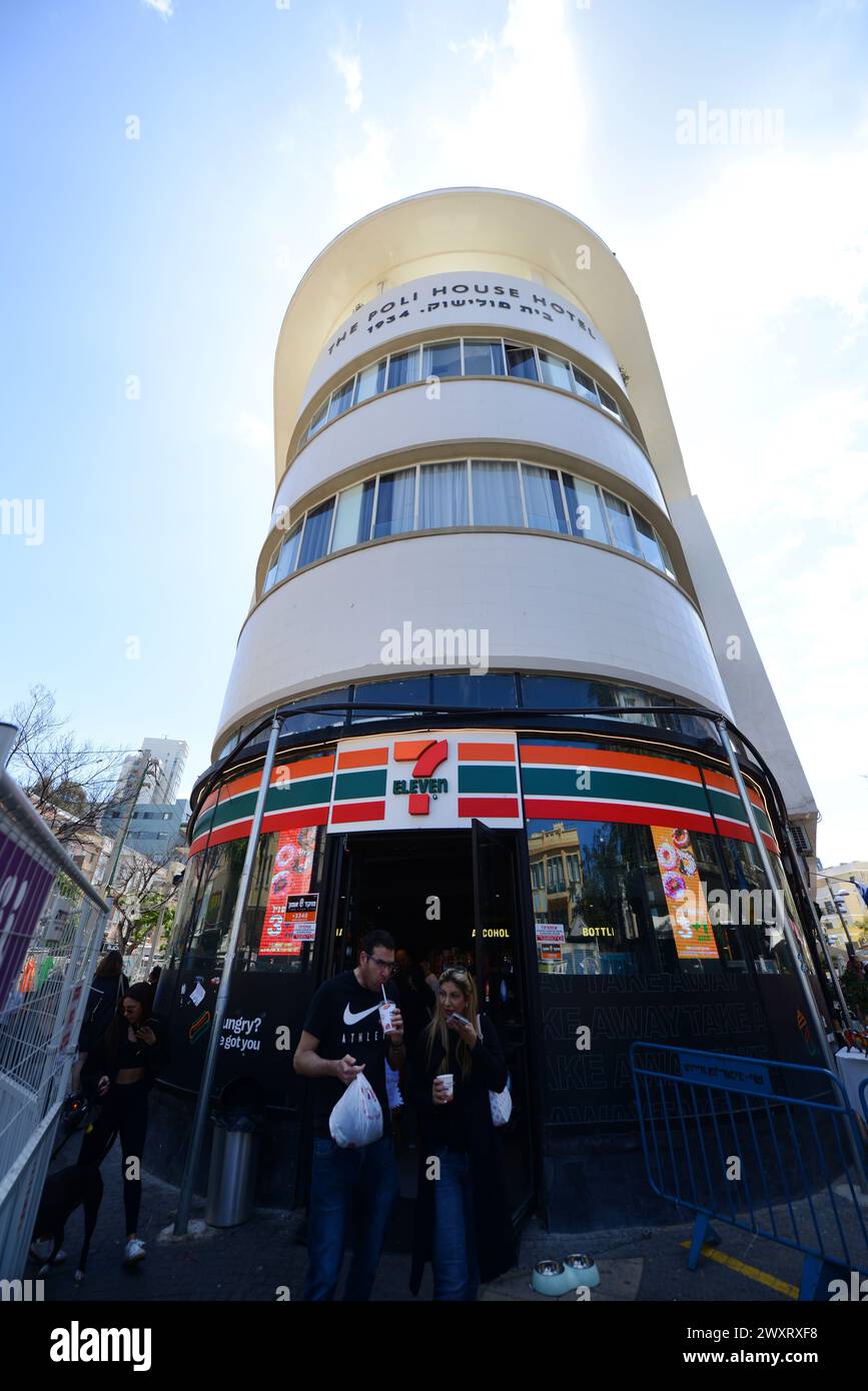 Ein 7 Eleven Shop unter dem Poli House Hotel in der Alenby Street in Tel-Aviv, Israel. Stockfoto