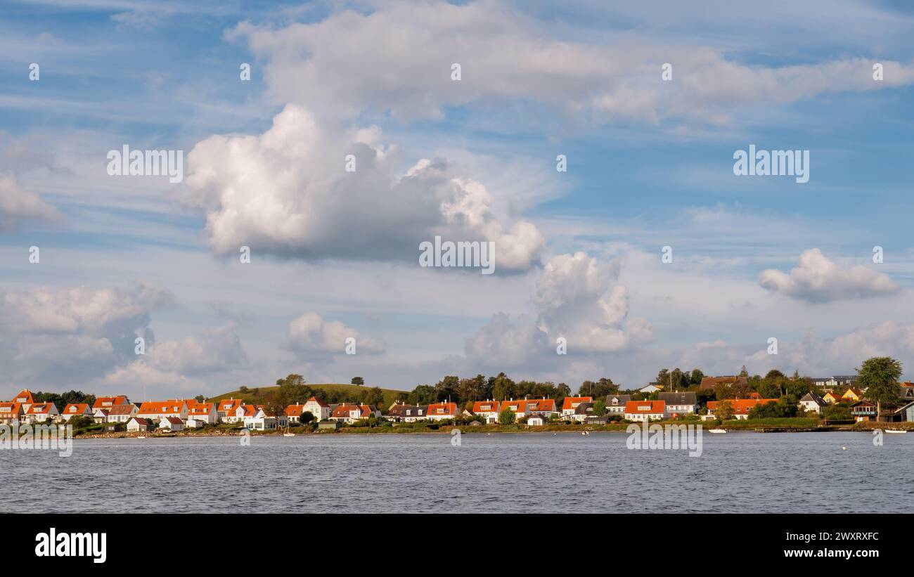 Küste der Stadt Dyreborg entlang des Little Belt in Faaborg-Midtfyn, Fünen, Süddänemark Stockfoto