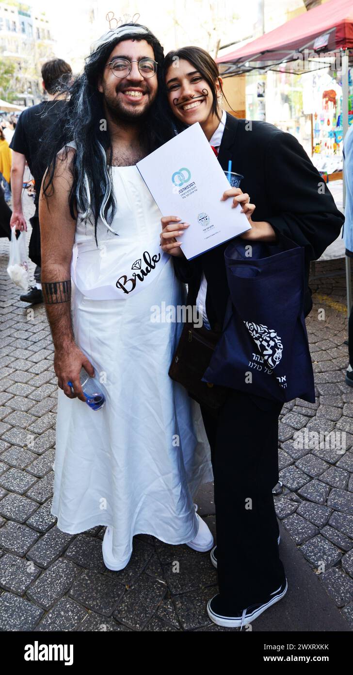 Israelis tragen Kostüme auf dem Karmel-Markt während des Purim-Festivals. Tel Aviv, Israel. Stockfoto