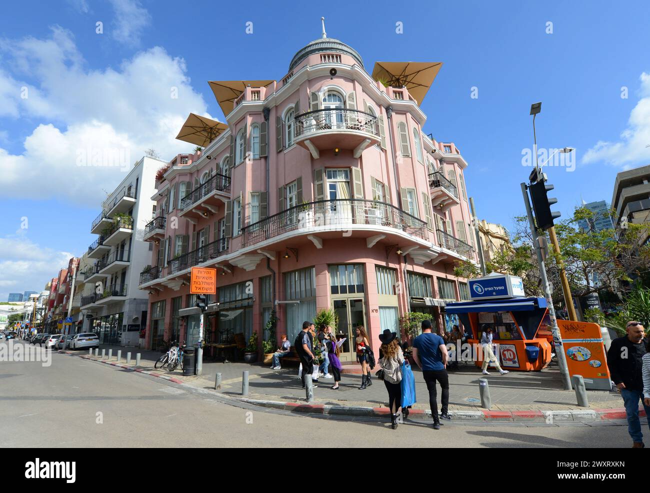 Wunderschöne alte Gebäude entlang der Nahalat Binyamin St in Tel Aviv, Israel. Stockfoto
