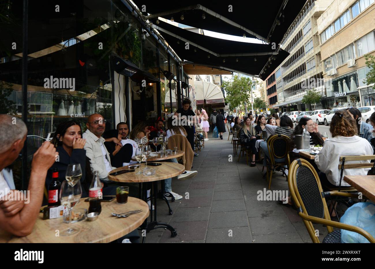 Eine lebhafte Bar und Restaurant in der Nahalat Binyamin Street in Tel Aviv, Israel. Stockfoto