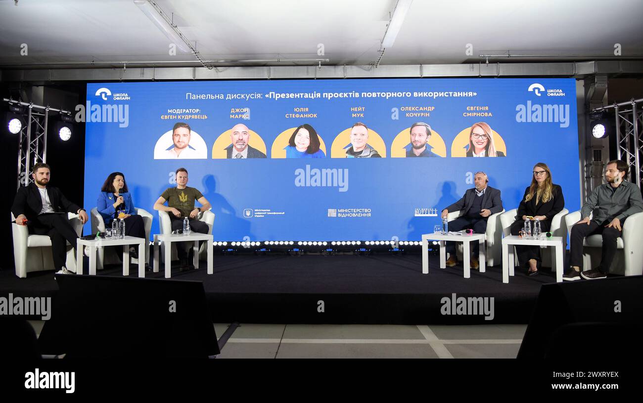 KIEW, UKRAINE - 1. APRIL 2024 - erster stellvertretender Minister für Bildung und Wissenschaft der Ukraine, Yevhen Kudriavets, WCK-Sonderberaterin der Ukraine, Juliia Stefaniuk, ehemaliger Chef der Weltküche Nate Mook, UNICEF Ukraine Stellvertretender Vertreter für Operationen John Marks, stellvertretende Ministerin für Bildung und Wissenschaft der Ukraine Jewheniia Smirnova und Berater des ukrainischen Ministers für Bildung und Wissenschaft im Bereich der Erholung Oleksandr Kochurin (L-R) nehmen an der Online-Konferenz „School Shelters: New Rules for Funds Distribution“ in Kiew, Hauptstadt der Ukraine, Teil. Während der Veranstaltung wurde der ukrainische Bildungsminister Min Stockfoto