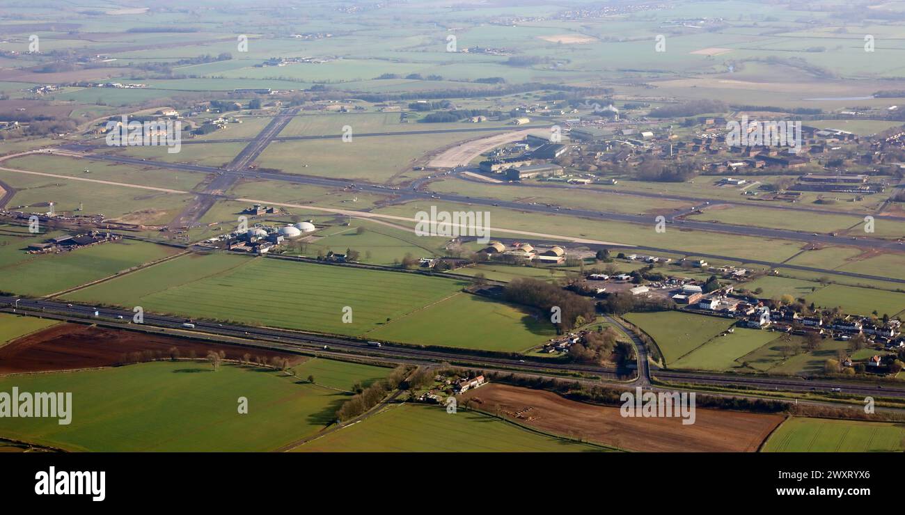 Luftaufnahme der RAF Leeming mit Blick nach Osten über die A1(M) mit dem Dorf Londonderry im unmittelbaren Vordergrund Stockfoto