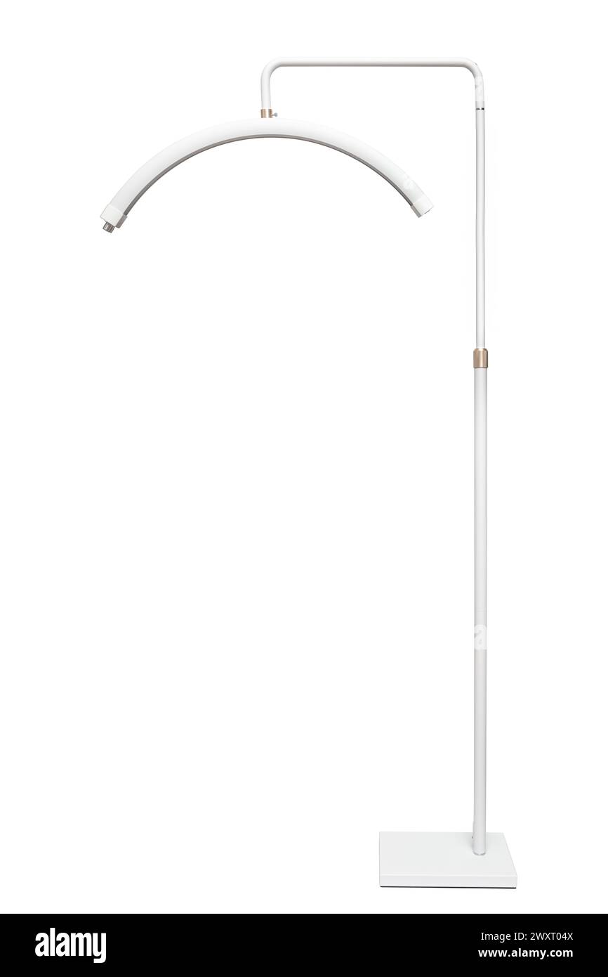 Moderne LED-Stehleuchte in Halbmondform. Lampe für minimalistische Innenräume. Isolieren auf weißem Hintergrund. Stockfoto