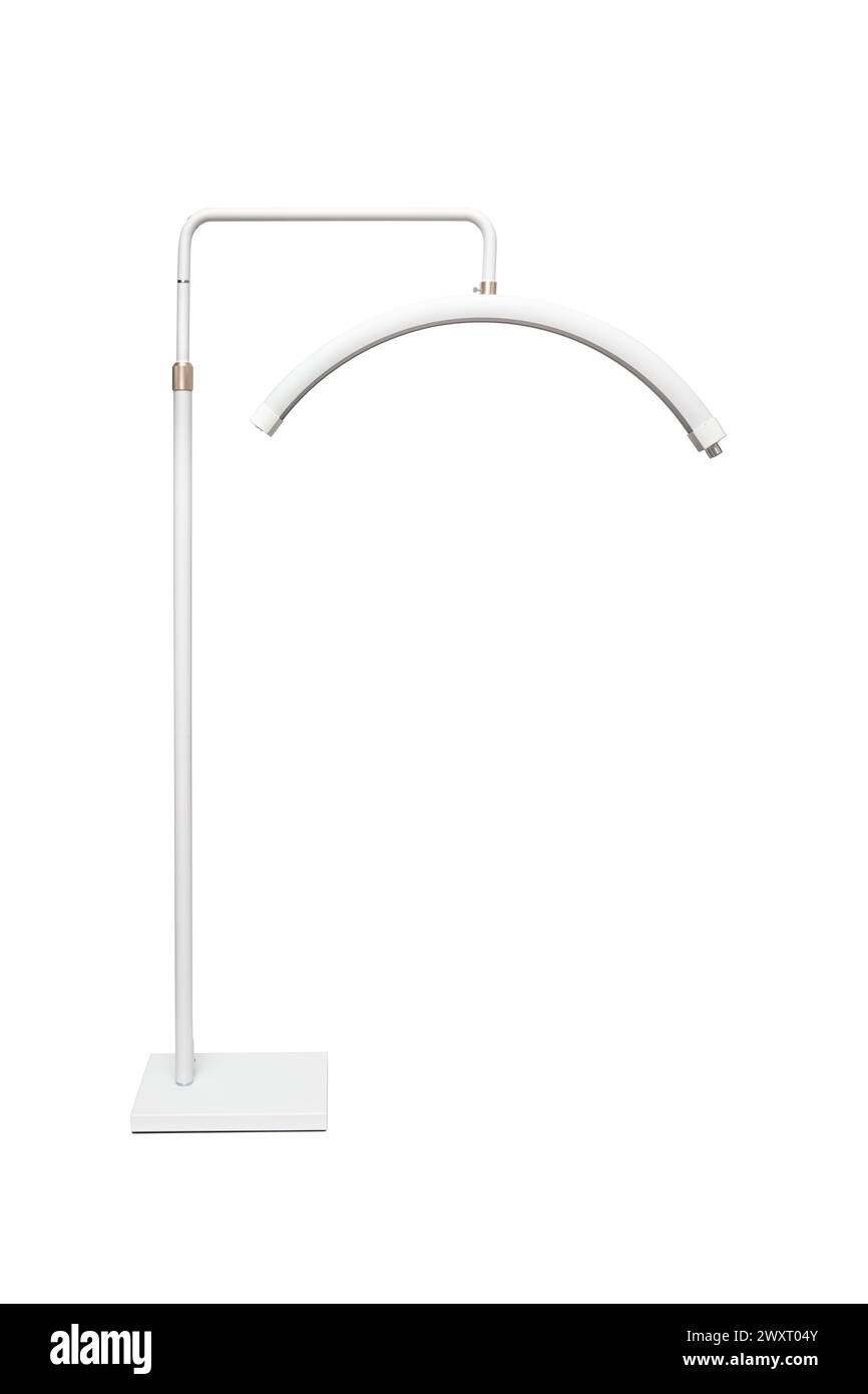 Moderne LED-Stehleuchte in Halbmondform. Lampe für minimalistische Innenräume. Isolieren auf weißem Hintergrund. Stockfoto