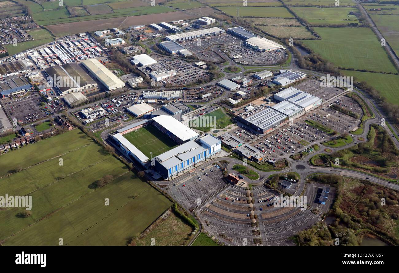 Monks Cross Shopping Park, Vangarde Shopping Park und York Stadium Leisure Complex aus der Vogelperspektive, York, UK. Stockfoto