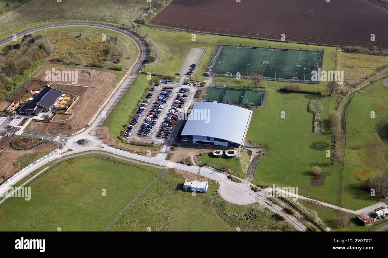 Blick aus der Vogelperspektive auf das York Sport Village, ein Fitnesscenter auf der Ostseite von York, North Yorkshire. (Auch York Campus Nursery ist links zu sehen) Stockfoto