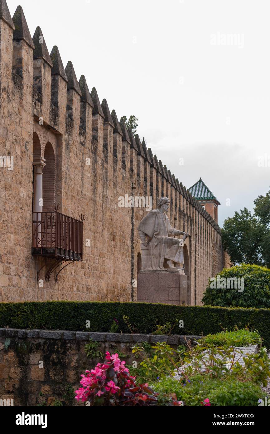 Die Statue des Philosophen Ibn Rushd (Averroes) von Pablo Yusti Conejo 1967 steht an der Stadtmauer in Córdoba, Spanien Stockfoto