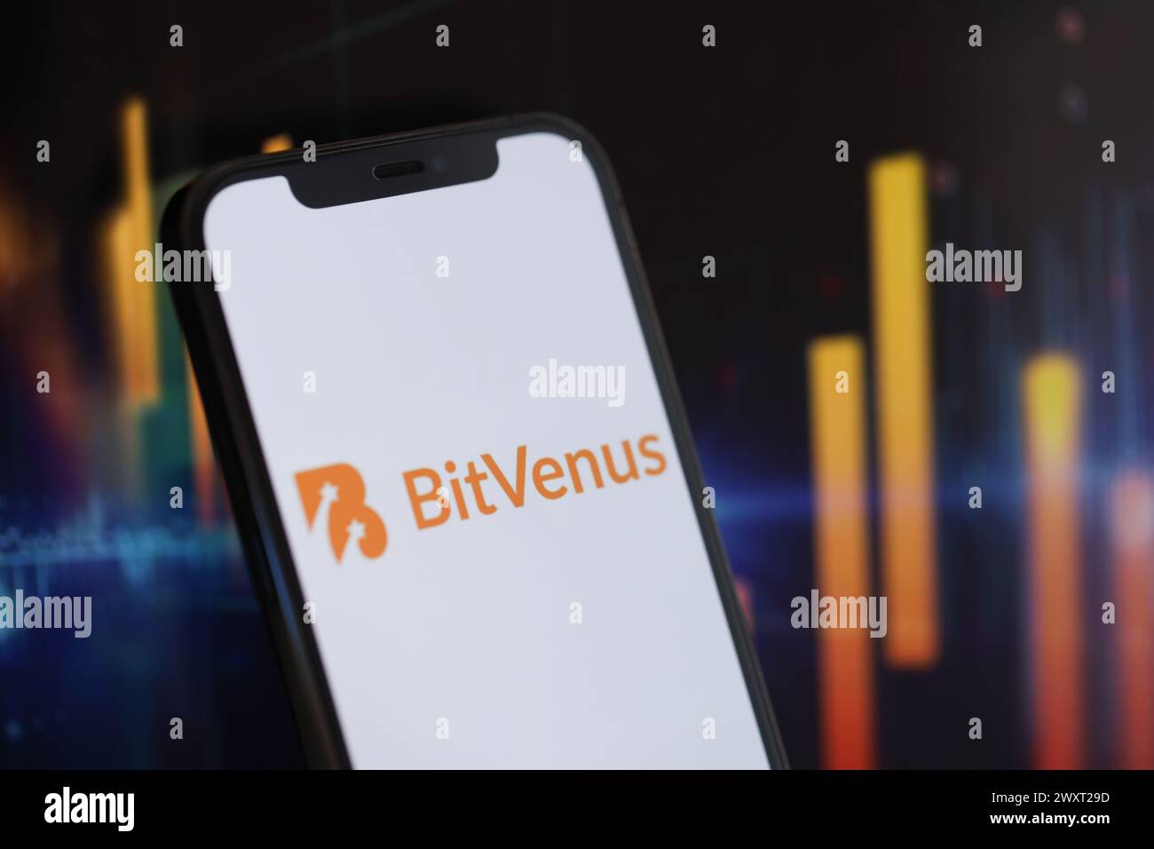 KIEW, UKRAINE - 15. MÄRZ 2024 Bitvenus-Logo auf dem iPhone-Display und Kryptowährungswertdiagrammen. Portal für den Austausch von Kryptowährungen Stockfoto