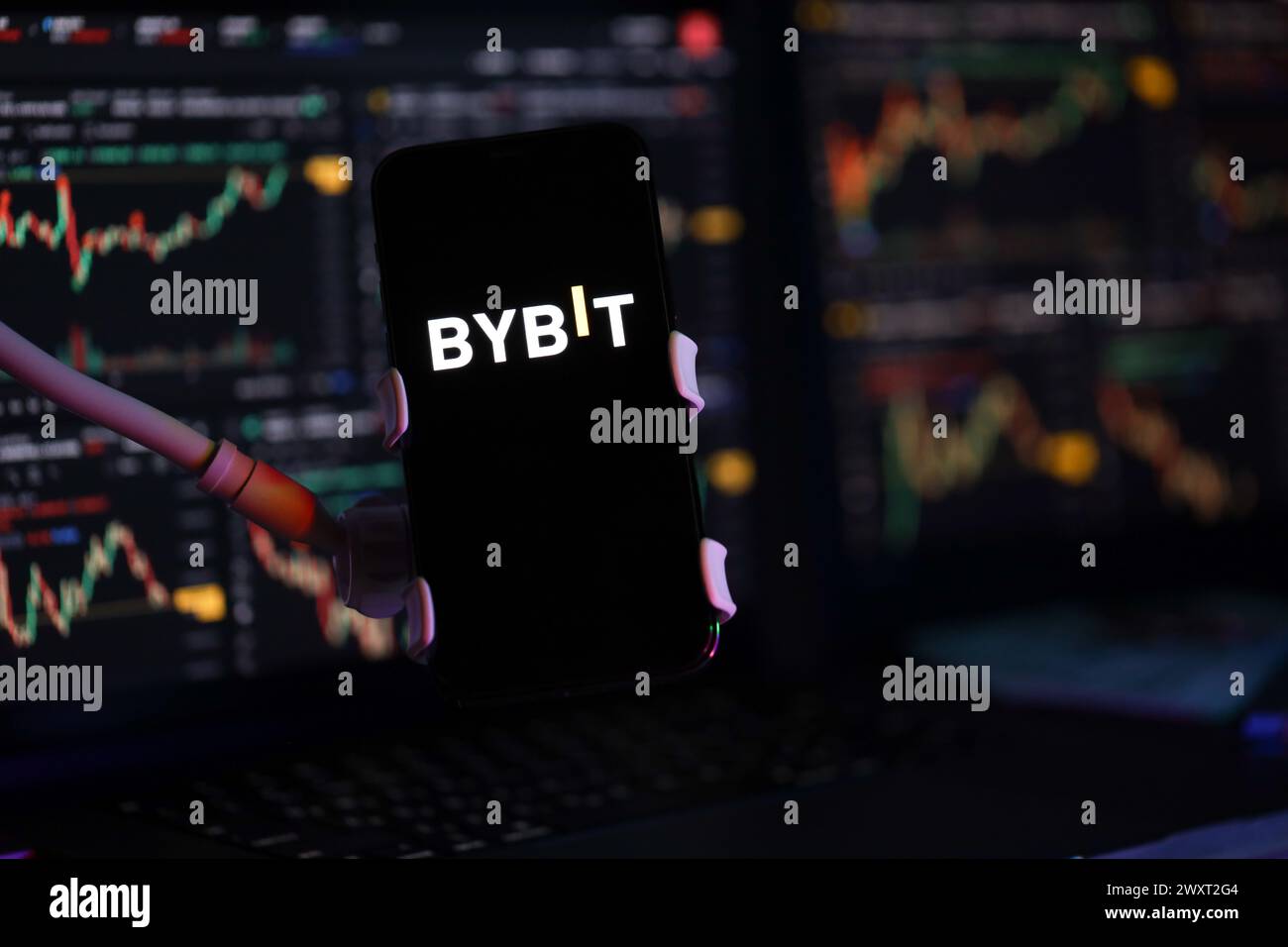 KIEW, UKRAINE - 15. MÄRZ 2024 Bybit-Logo auf dem iPhone-Display und Kryptowährungswertdiagrammen. Portal für den Austausch von Kryptowährungen Stockfoto