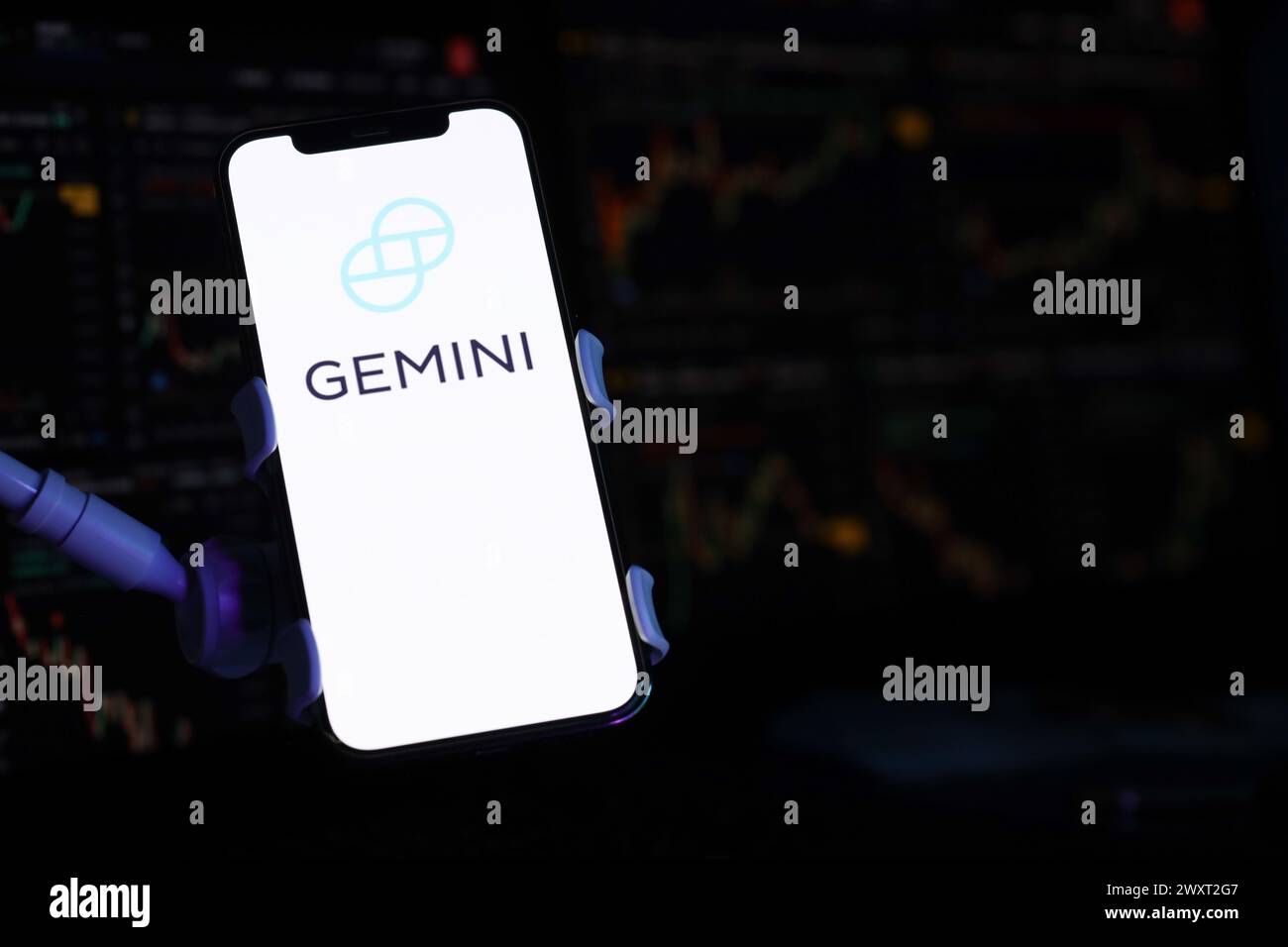 KIEW, UKRAINE - 15. MÄRZ 2024 Gemini-Logo auf dem iPhone-Display und Kryptowährungswertdiagramme. Portal für den Austausch von Kryptowährungen Stockfoto
