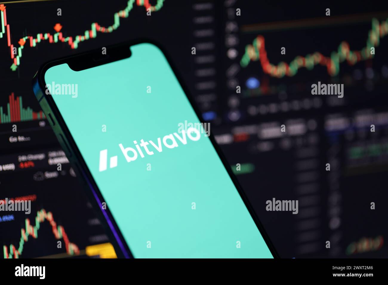 KIEW, UKRAINE - 15. MÄRZ 2024 Bitvavo-Logo auf dem iPhone-Display und Kryptowährungswertdiagrammen. Portal für den Austausch von Kryptowährungen Stockfoto