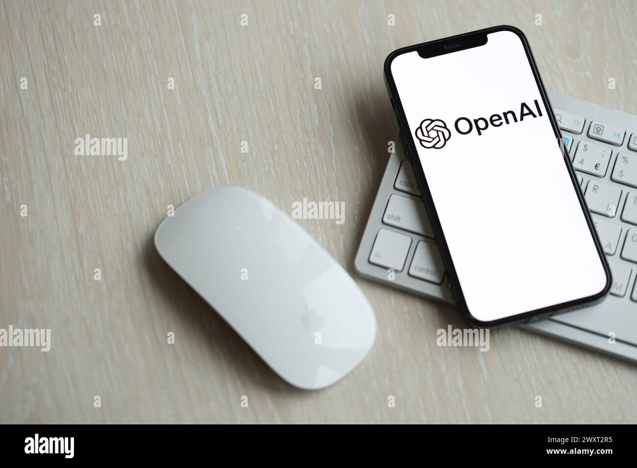 KIEW, UKRAINE - 17. MÄRZ 2024 OpenAI-Logo auf dem iPhone-Display mit Apple-Tastatur und Maus auf dem Tisch. Engine für künstliche Intelligenz Stockfoto