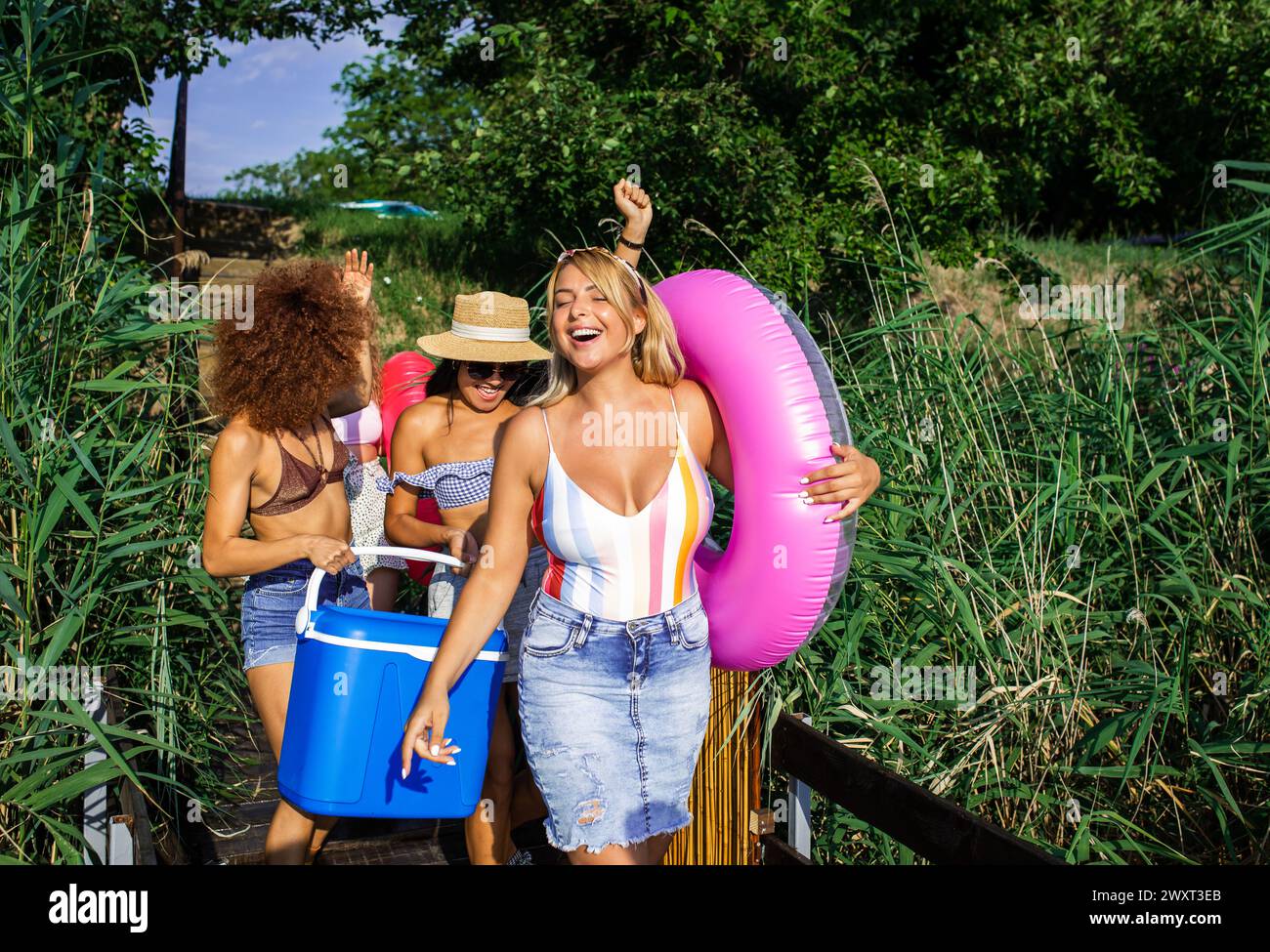 Eine Gruppe weiblicher Freunde genießt einen Sommertag am See. Stockfoto