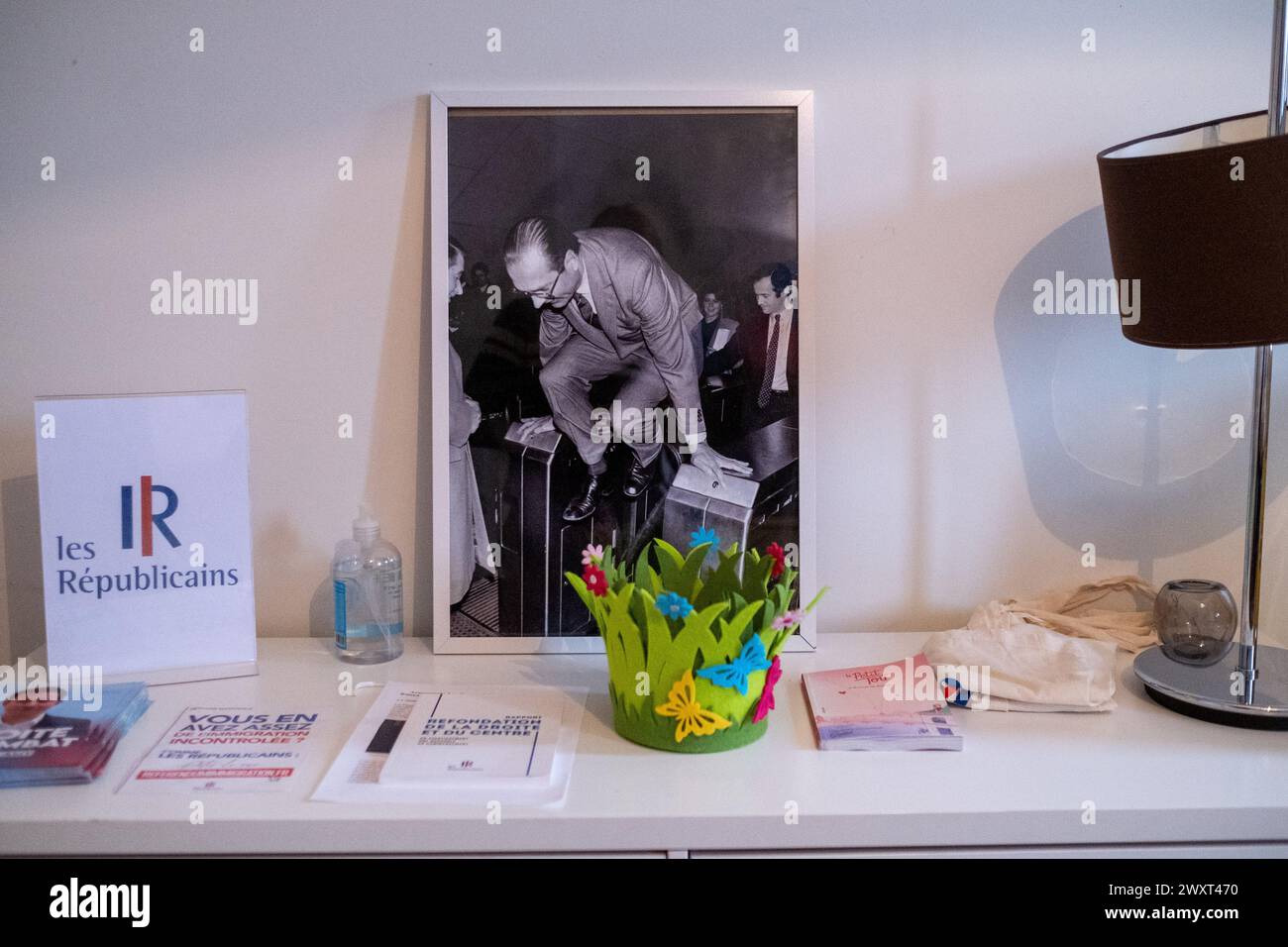 Mythische Fotografie des französischen Präsidenten Jacques Chirac, der über die Portale des Pariser U-Bahn-Systems im Hauptquartier der Haute-Garonne fährt Stockfoto