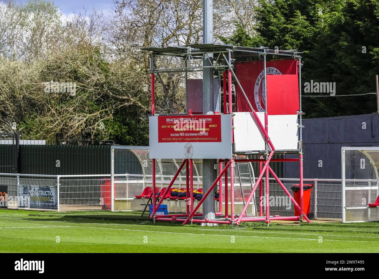 Medienturm im Brackley Town Football Club. Stockfoto