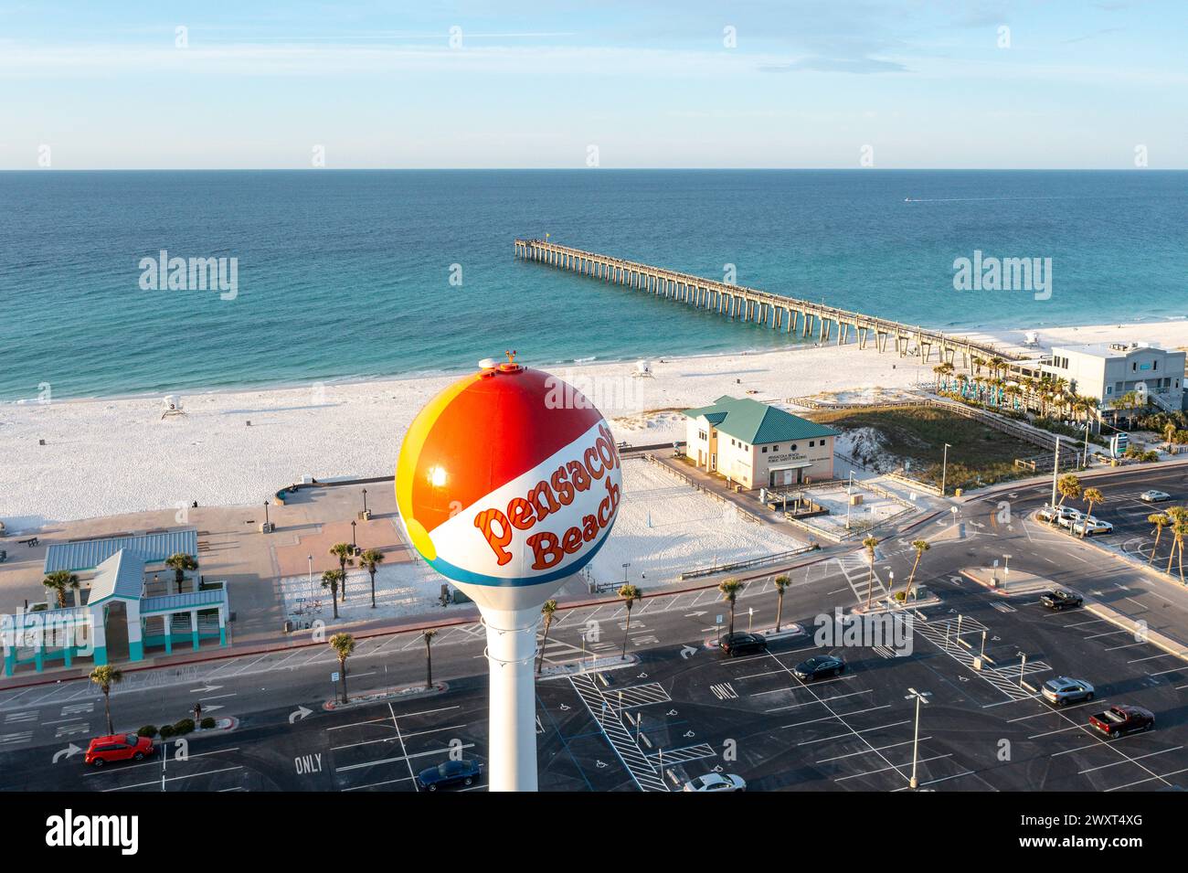 Bilder des Pensacola Beach Water Tower. Gelegen in Pensacola Beach, Florida, USA. Der Wasserturm ist ein ikonisches Symbol von Pensacola. ©Pau Stockfoto