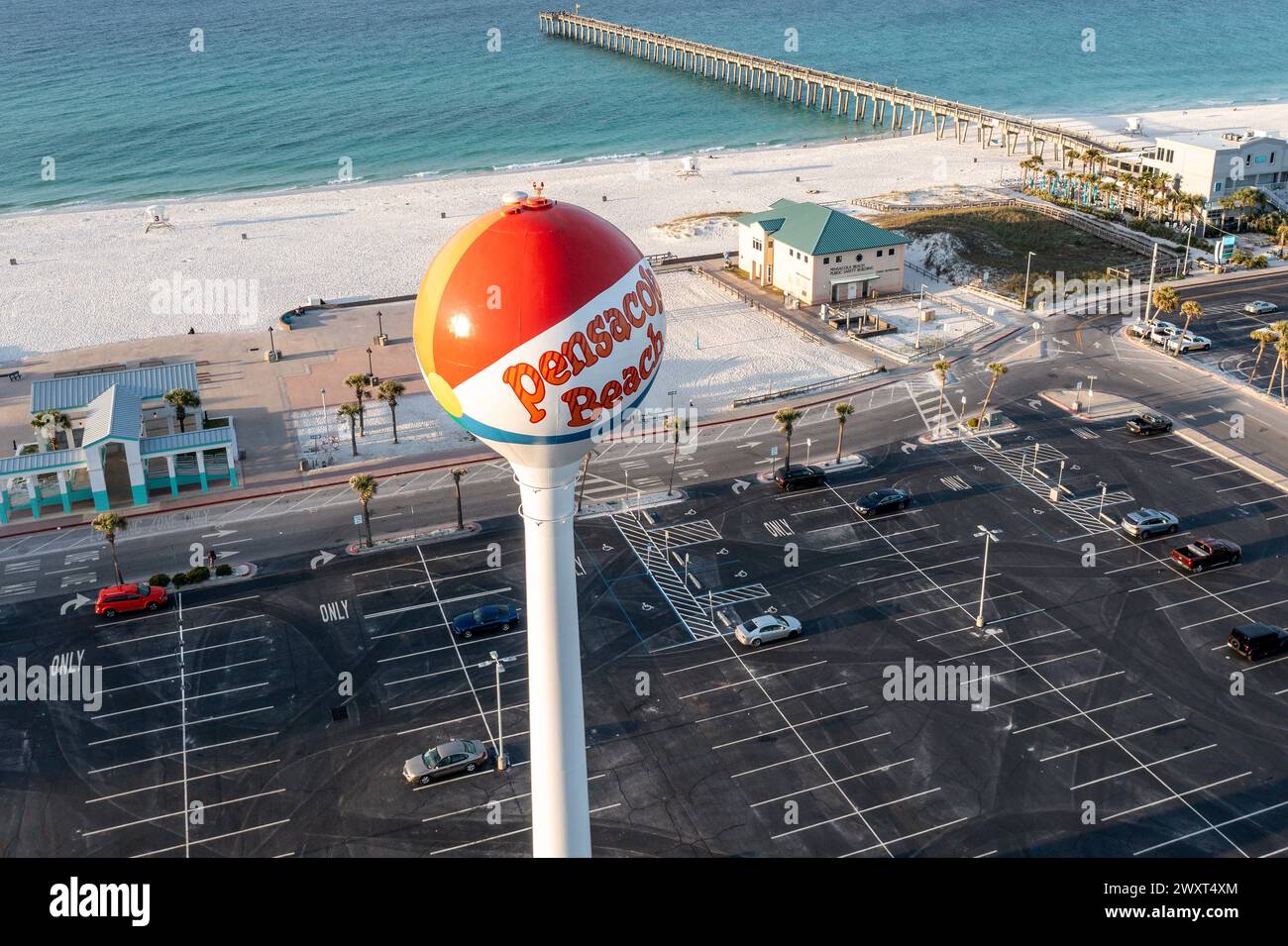 Bilder des Pensacola Beach Water Tower. Gelegen in Pensacola Beach, Florida, USA. Der Wasserturm ist ein ikonisches Symbol von Pensacola. ©Pau Stockfoto
