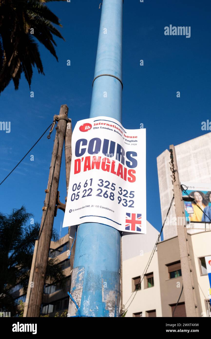 Poster mit Englischkursen in Casablanca am 1. Oktober 2023. Casablanca, eine sich rasch entwickelnde Stadt, ist die wirtschaftliche Hauptstadt Marokkos an Stockfoto