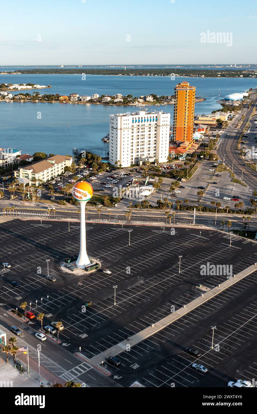 Bilder des Pensacola Beach Water Tower. Gelegen in Pensacola Beach, Florida, USA. Der Wasserturm ist ein ikonisches Symbol von Pensacola. Stockfoto