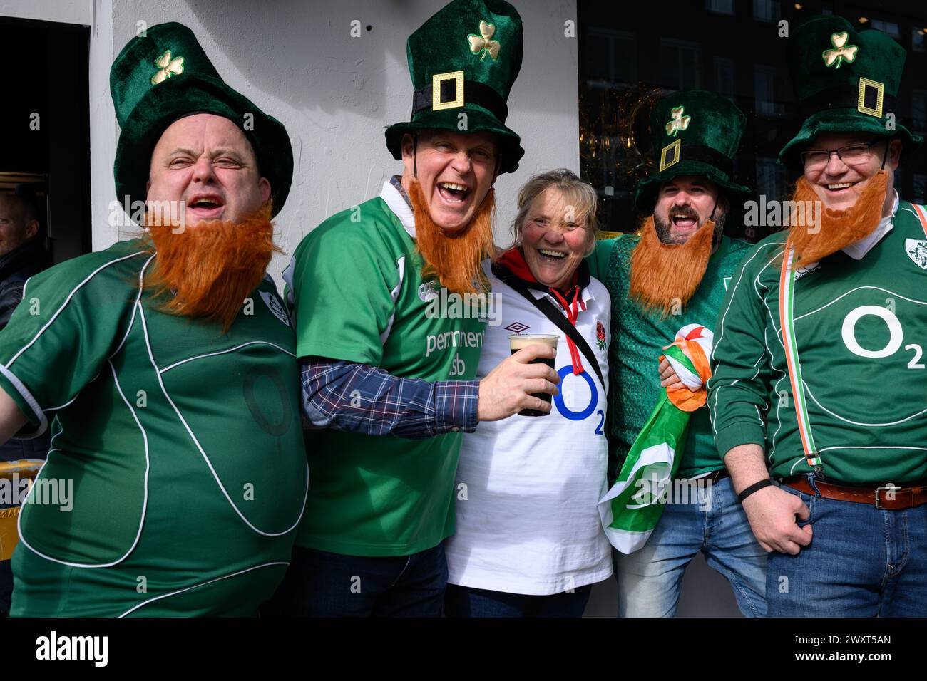 9. März 2024, London, Großbritannien: Irische und englische Rugby-Fans treffen sich in den Pubs rund um den Boden, bevor England gegen Irland in der Six Nations Rugby Championship im Twickenham Stadium in London antritt. Stockfoto