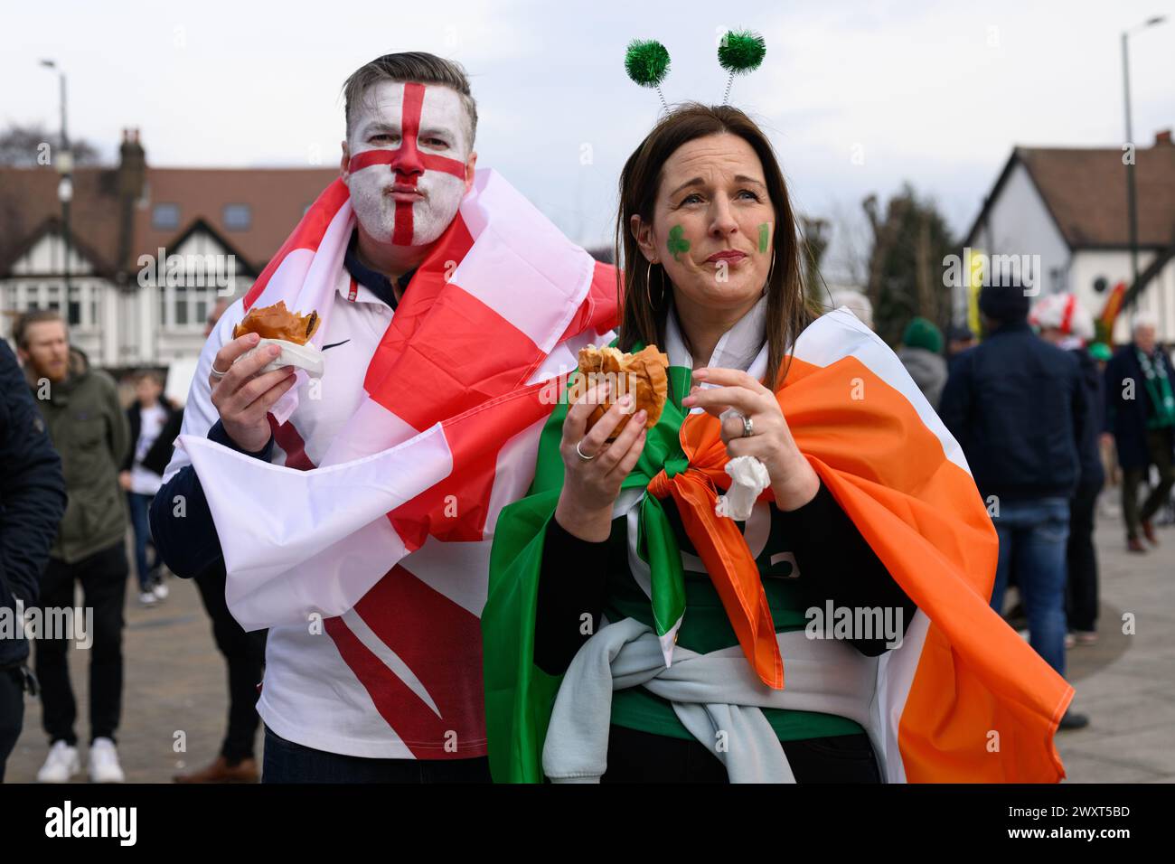 9. März 2024, London, Großbritannien: Irische und englische Rugby-Fans treffen sich vor dem Twickenham Stadium, bevor England gegen Irland in der Six Nations Rugby Championship in London antritt. Stockfoto