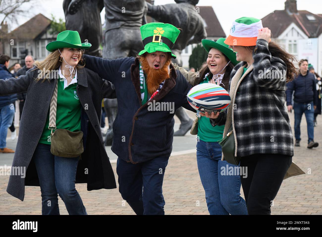 9. März 2024, London, Großbritannien: Reisende irische Rugby-Fans kommen im Twickenham Stadium an, bevor England in der Six Nations Rugby Championship in London gegen Irland antritt. Stockfoto