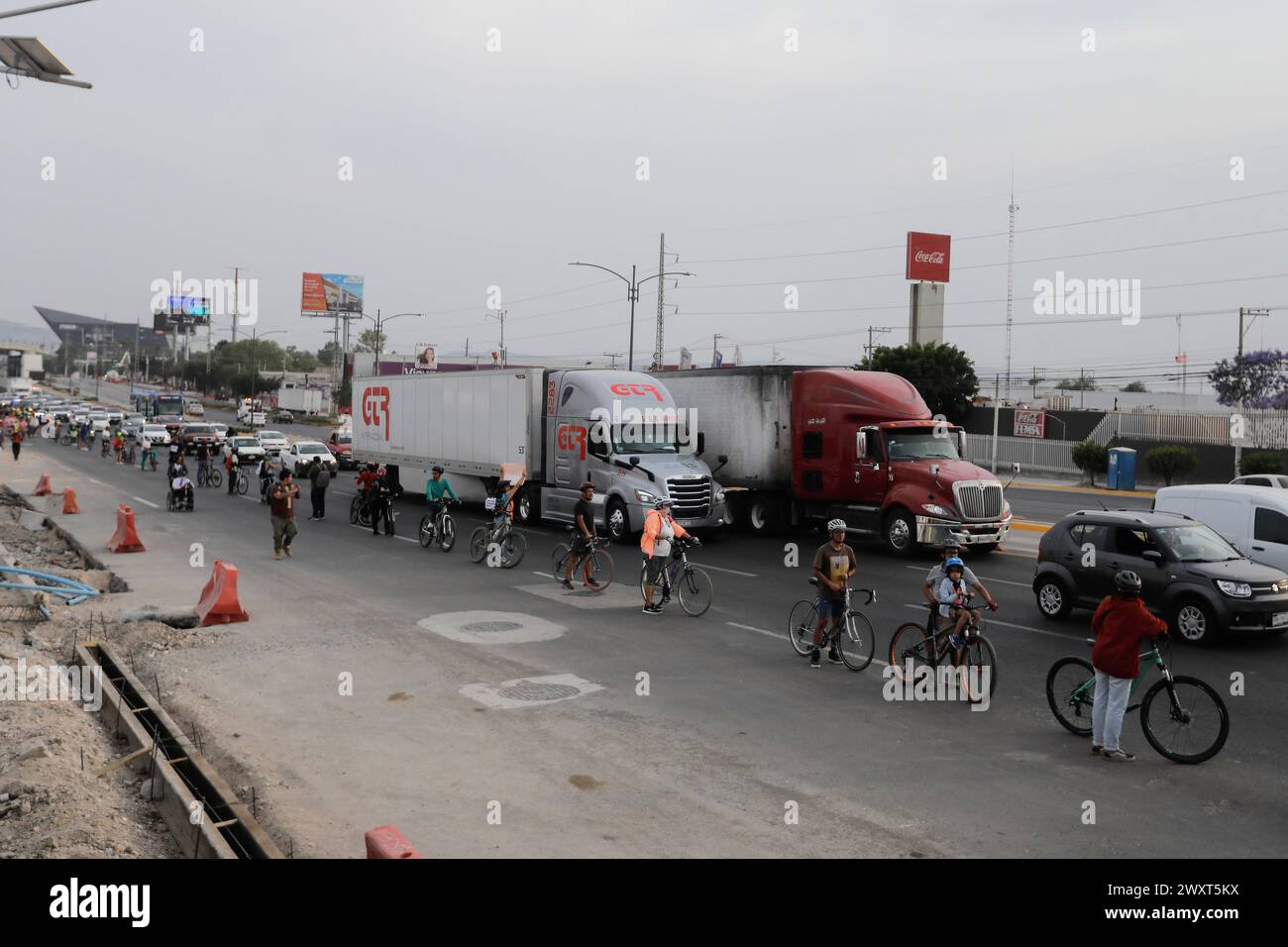 Eine Gruppe von Radfahrern fährt während einer Vorführung auf der Straße. Der Verband der Radfahrverbände von Querétaro hat zusammen mit Vertretern verschiedener Gruppen von Menschen mit Behinderungen, Fußgängern und Nutzern öffentlicher Verkehrsmittel eine Demonstration auf dem Paseo 5 de Febrero durchgeführt, um über einen menschlichen Radweg einen Spaziergang und eine Fahrt zu fordern. die bei dem Megaprojekt (das noch nicht fertiggestellt ist und in das mehr als 6 Milliarden Pesos investiert wurden) die Voraussetzungen für eine nachhaltige Mobilität berücksichtigen und nur die Autofahrer nicht priorisiert werden. Stockfoto