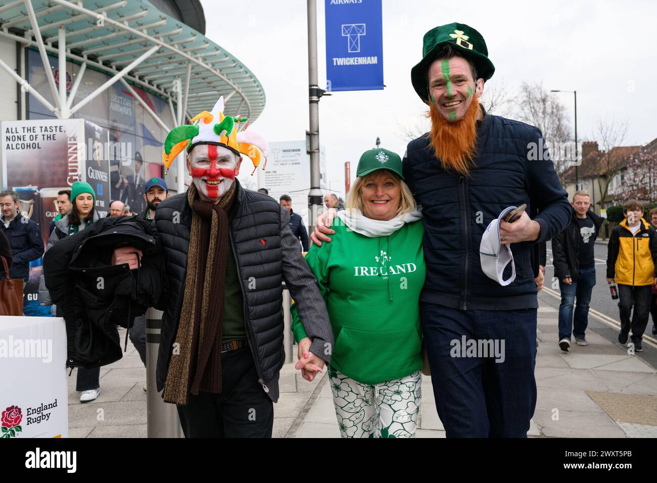 9. März 2024, London, Großbritannien: Reisende irische Rugby-Fans kommen im Twickenham Stadium an, bevor England in der Six Nations Rugby Championship in London gegen Irland antritt. Stockfoto