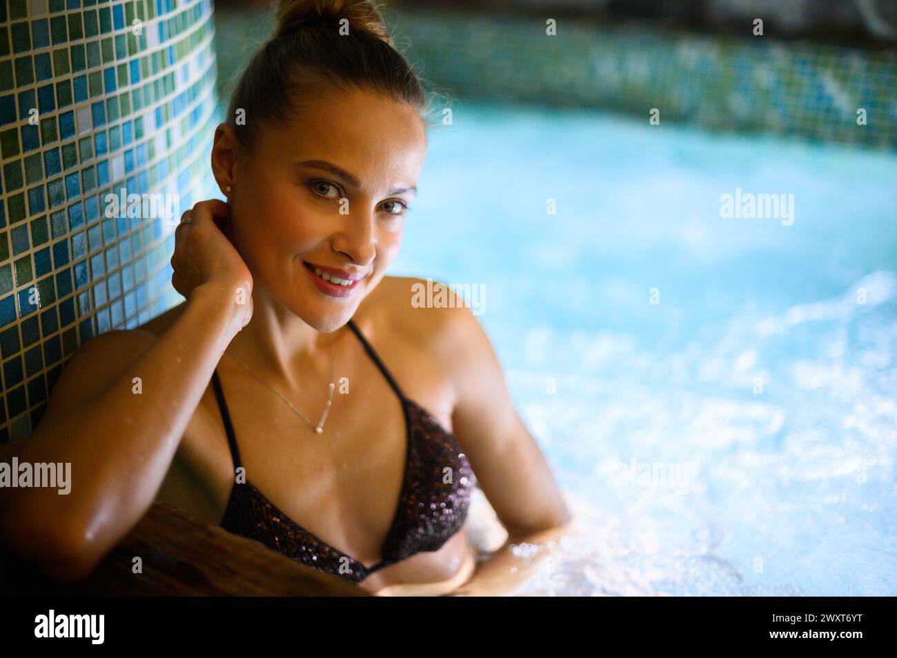 Eine Frau, die sich in einer Badewanne mit Whirlpool entspannt Stockfoto