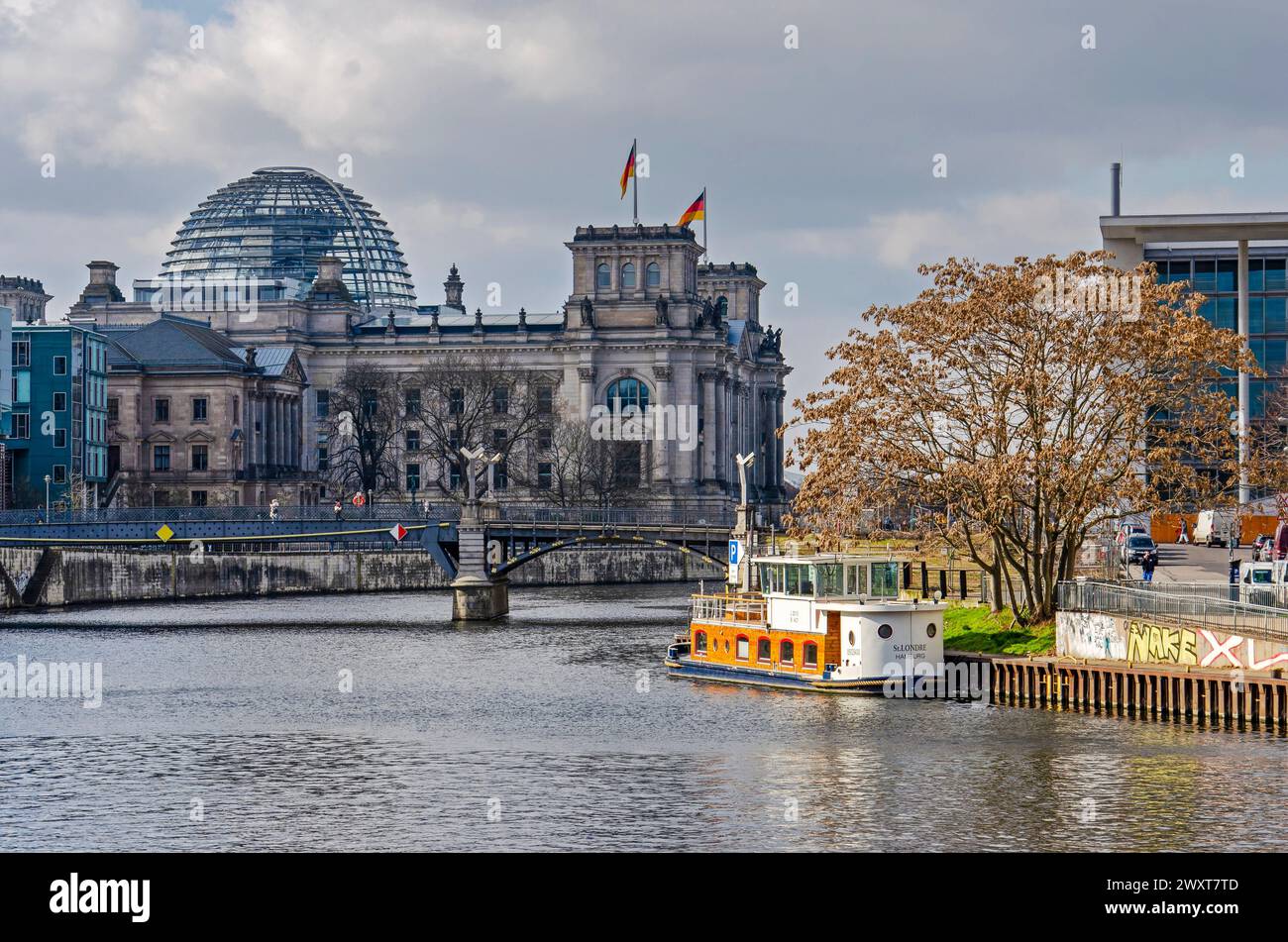 Berlin, 6. März 2024: Blick entlang der Spree mit dem Reichstagsgebäude im Hintergrund Stockfoto