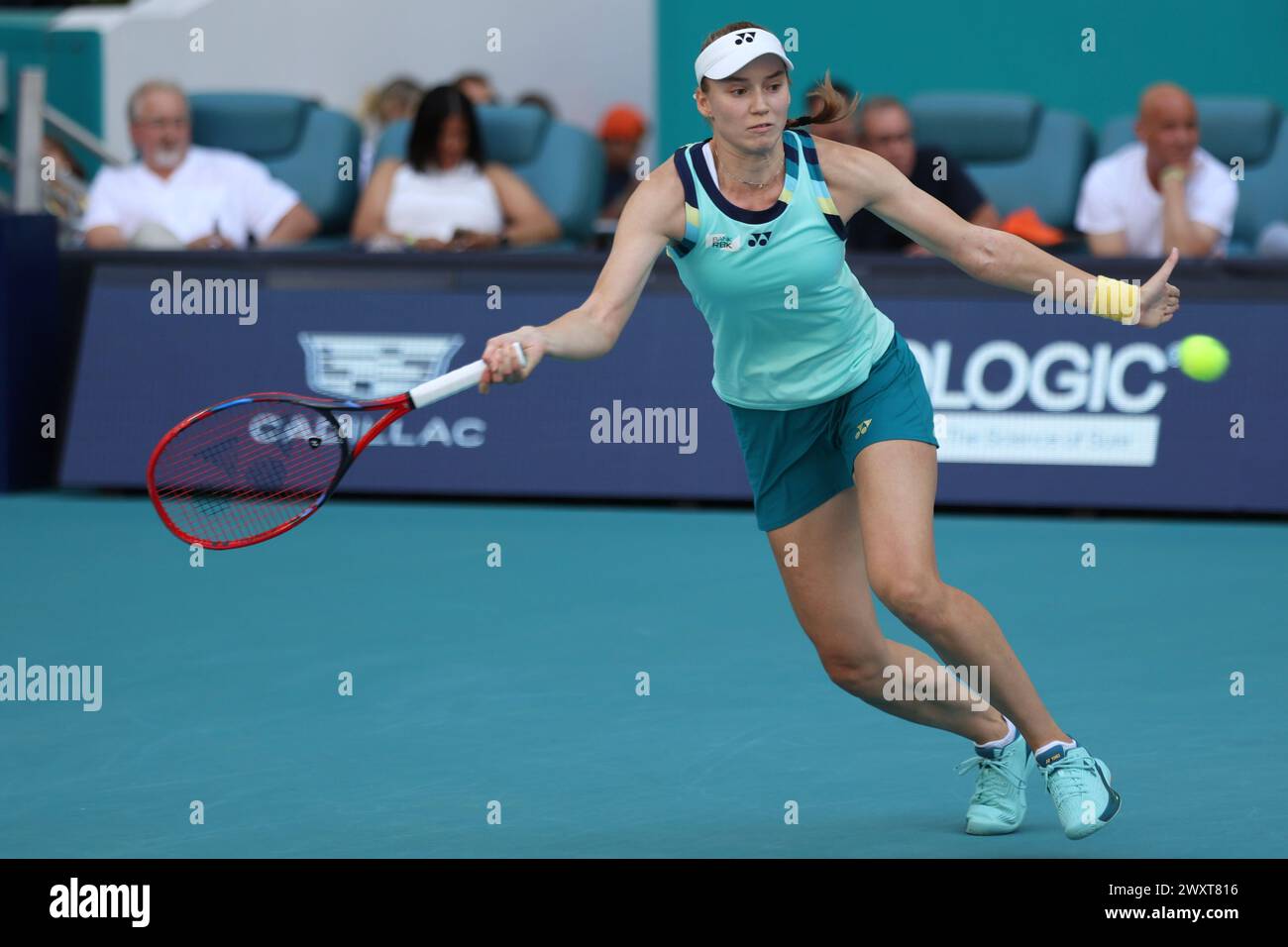 Elena Rybakina trifft bei den Miami Open am 30. März 2024 in Miami Gardens, FL, eine Vorhand. Danielle Collins besiegte Elena Rybakina 6-3 im Women’s Singles Finale mit 7:5. (Foto: Paul Fong/Image of Sport) Stockfoto