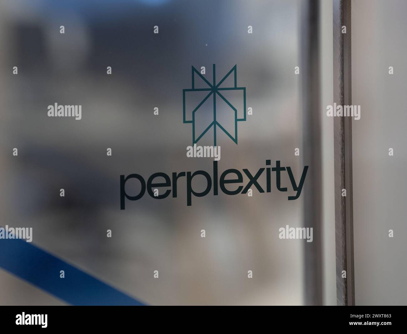 26. Februar 2024, Logo Perplexity AI an einem Bürofenster Stockfoto