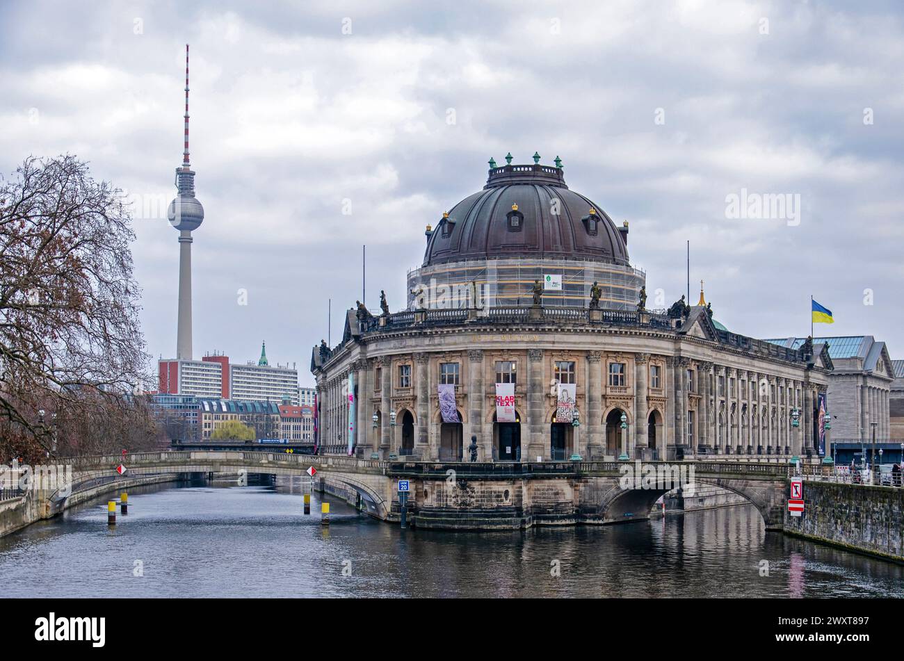 Berlin, 6. März 2024: Blick entlang der Spree in Richtung Bode-Museum auf der Museumsinsel, mit dem Fernsehturm im Ba Stockfoto